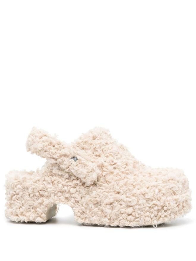 Botas em camurça com faux fur, €229, UGG no El Corte Inglês.