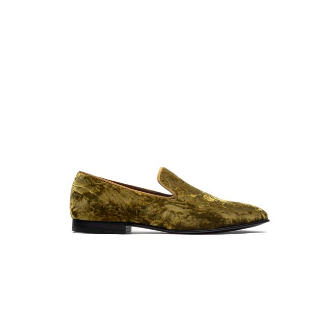 Loafers em veludo, €289, Lachoix. 