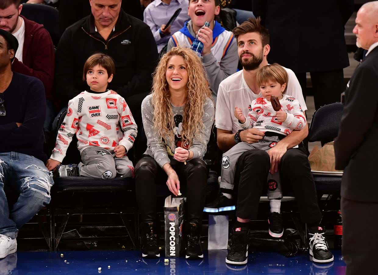 Shakira e Piqué com os filhos num jogo de basquetebol em Nova Iorque, dezembro de 2017.