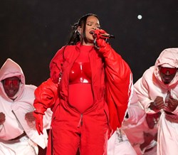Super Bowl: Rihanna regressa aos palcos e revela nova gravidez 