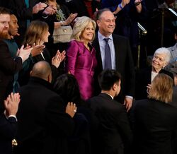 "Ela esqueceu-se que era casada." O cumprimento estranho entre Jill Biden e o marido de Kamala Harris