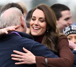 Kate Middleton quebra protocolo e o momento é captado pelos paparazzi