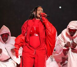 Super Bowl: Rihanna regressa aos palcos e revela nova gravidez 