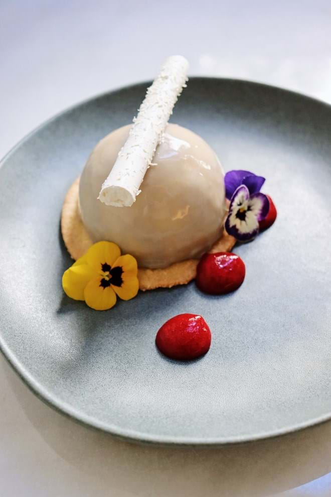 Um parfait de maracujá com côco e gelatina de framboesa.