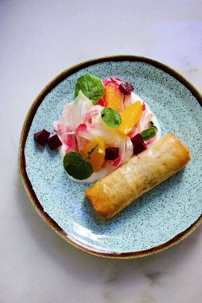 Pastel de camarão, vieira e amêijoas com salada de funcho, beterraba e laranja.
