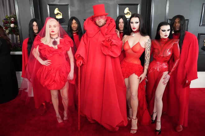 Kim Petras em Victor Costa e Sam Smith em Valentino.