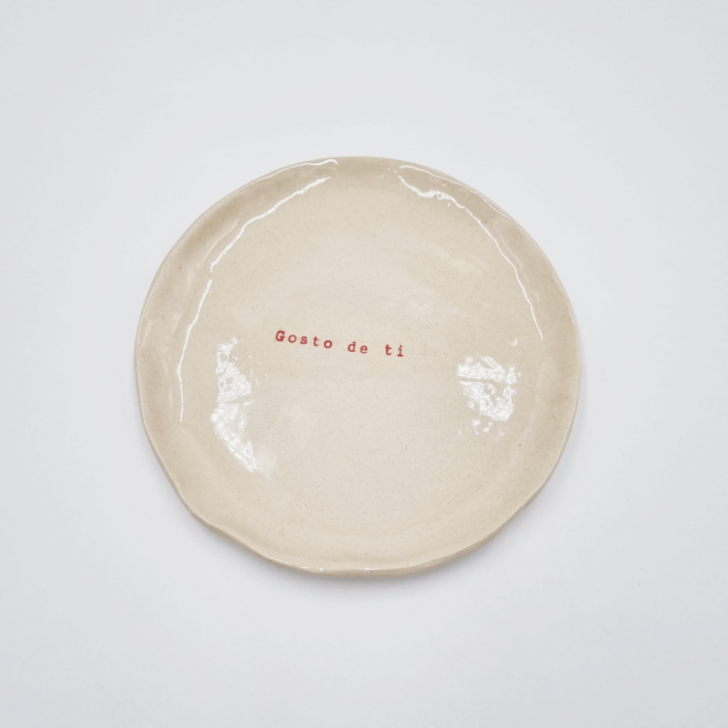Prato de cerâmica Gosto de ti da coleção Afetos, €10, SEMEAR.