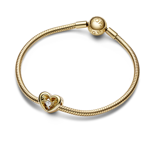 Conta Pandora Radiant Heart & Floating Stone, €69, e Pulseira Pandora Snake, €179, Pandora.