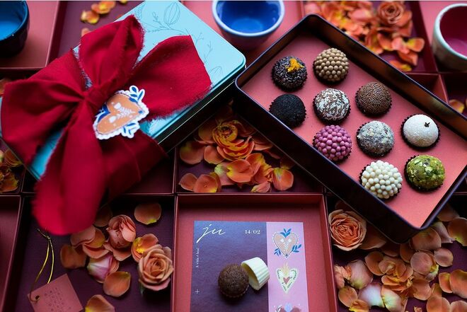 Caixas de metal exclusivas decoradas especialmente para o Dia dos Namorados com 10 brigadeiros, Milagros, €23, Brigadeirando.