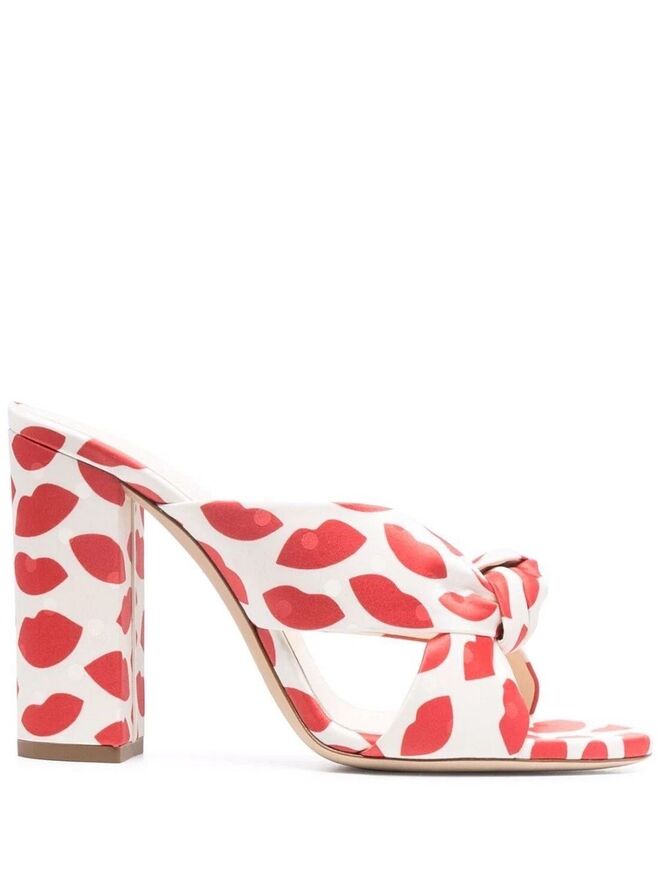 Mules em algodão, €595, Saint Laurent na Stivali.