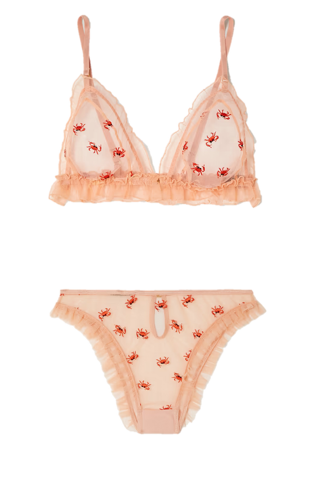 Soutien, €95, e cuecas, €60, Le Petit Trou, em net-a-porter.com.