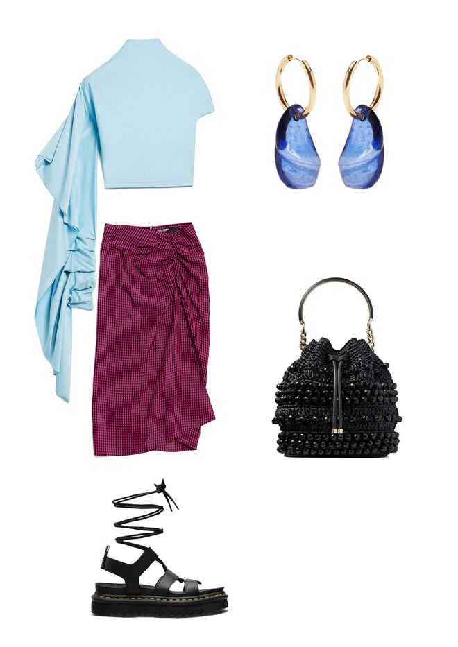 Top em malha de seda, €249, Sportmax. Saia em algodão, €135, Bimba Y Lola. Brincos em metal e resina, €6,99, Parfois. Carteira em juta e pele com missangas, €1,695, Jimmy Choo. Sandálias em pele, €119, Dr. Martens em El Corte Inglês.