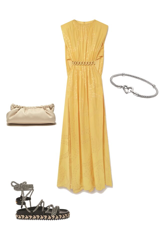 Vestido em cetim de seda, €1,990, Stella McCartney. Pulseira Moments em prata, €69, Pandora. Carteira em pele, €69,95, Massimo Dutti. Sandálias em pele com juta, €710, Elisabetta Franchi.