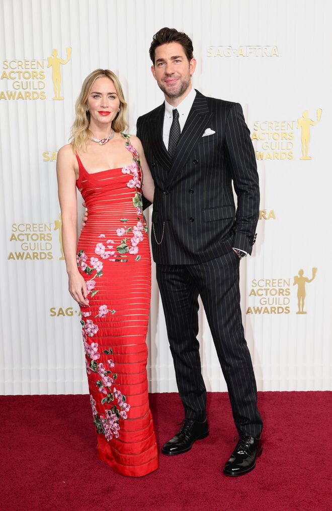 Emily Blunt em Oscar de la Renta com o marido John Krasinski.