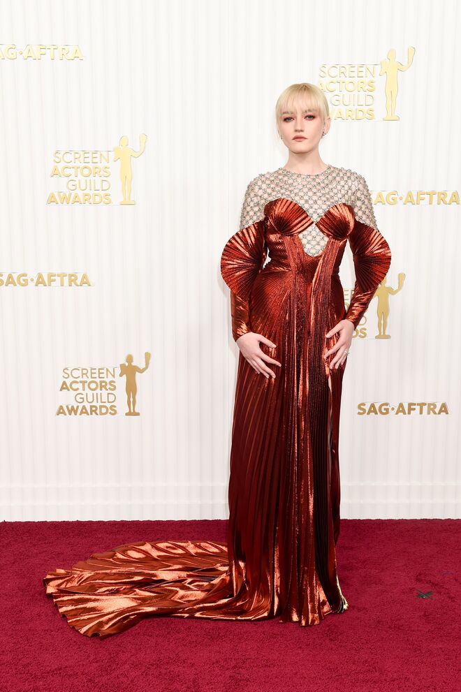 Julia Garner em Gucci.