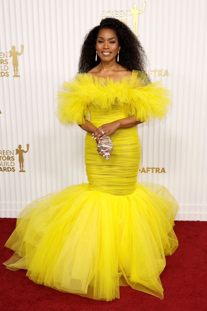 Angela Bassett em Giambattista Valli Couture.