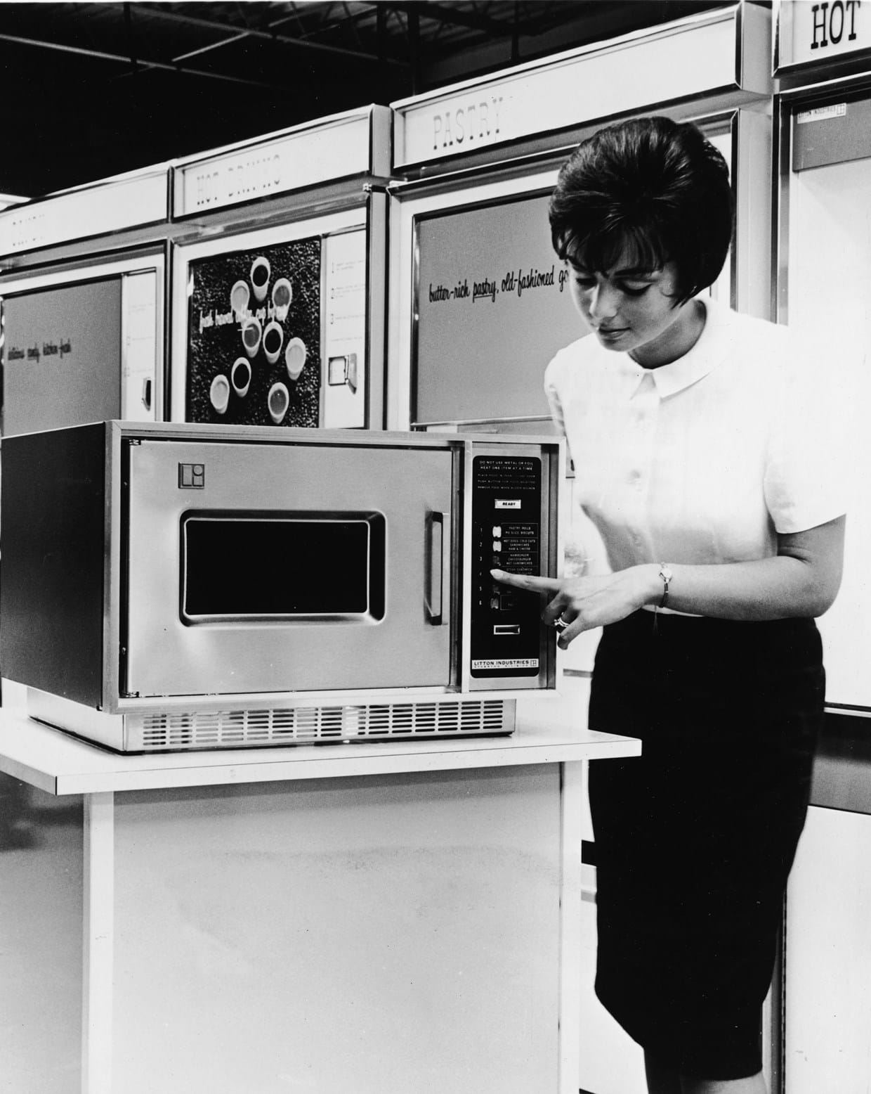 Demonstração de com funciona um micro-ondas nos anos 60.