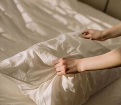 Quantas vezes lava a almofada com que dorme? Isto é o que acontece, se não o fizer