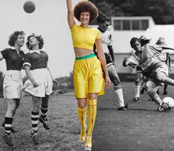 Shopping de verão: É uma partida de futebol