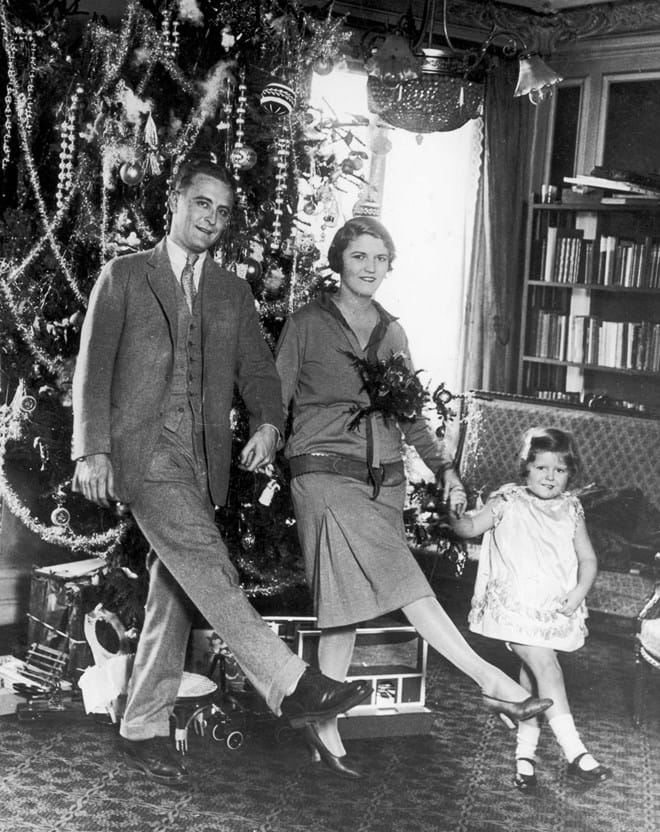 Zelda Fitzgerald com o marido Scott Fitzgerald e a filha Frances em Paris, 1925.