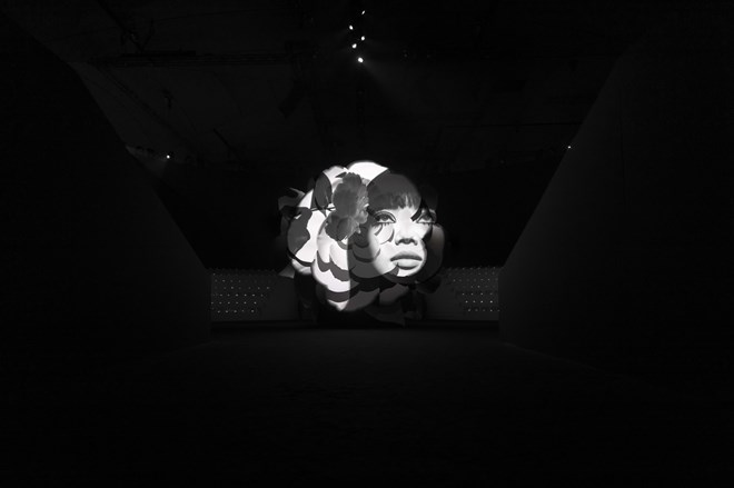 A camélia, símbolo icónico da marca, foi homenageada.