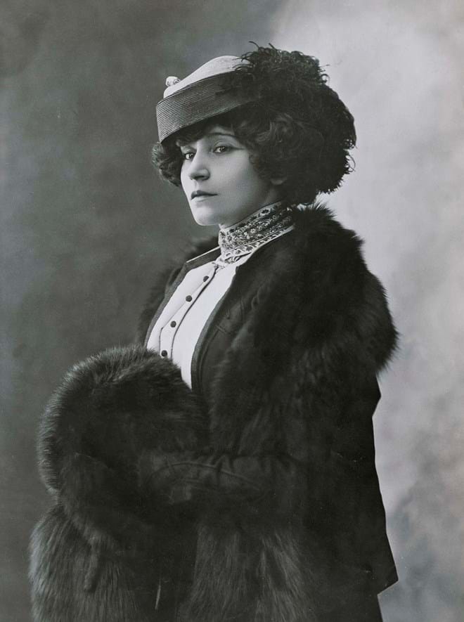 A escritora Colette, pseudónimo de Sidonie-Gabrielle Colette.