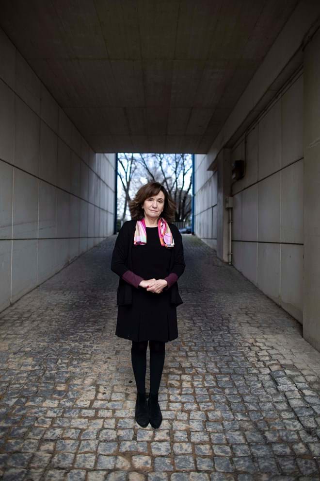 A escola continua a ser um meio muito conservador, apesar dos esforços incríveis de professores que conseguem resistir ao rolo compressor do Ministério da Educação.