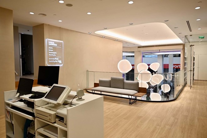 Tem dois pisos e inclui um hair studio, centro de estética com serviços de fotodepilação e cuidados de corpo e rosto e gabinete de nutrição.