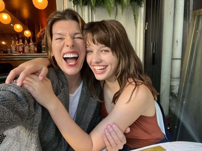 Milla Jovovich com a filha Ever Anderson. 