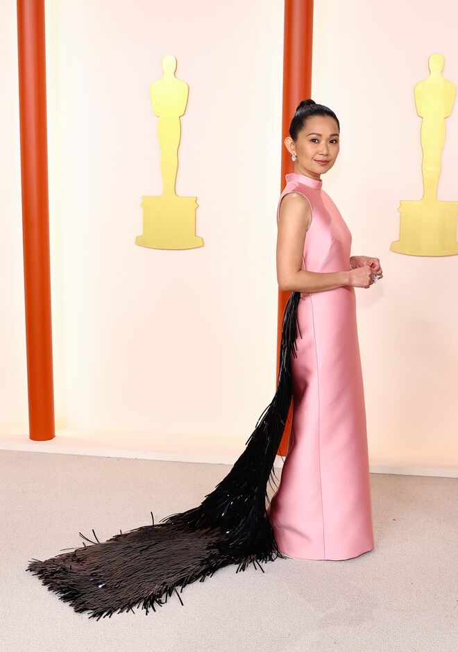 Hong Chau em Prada.
