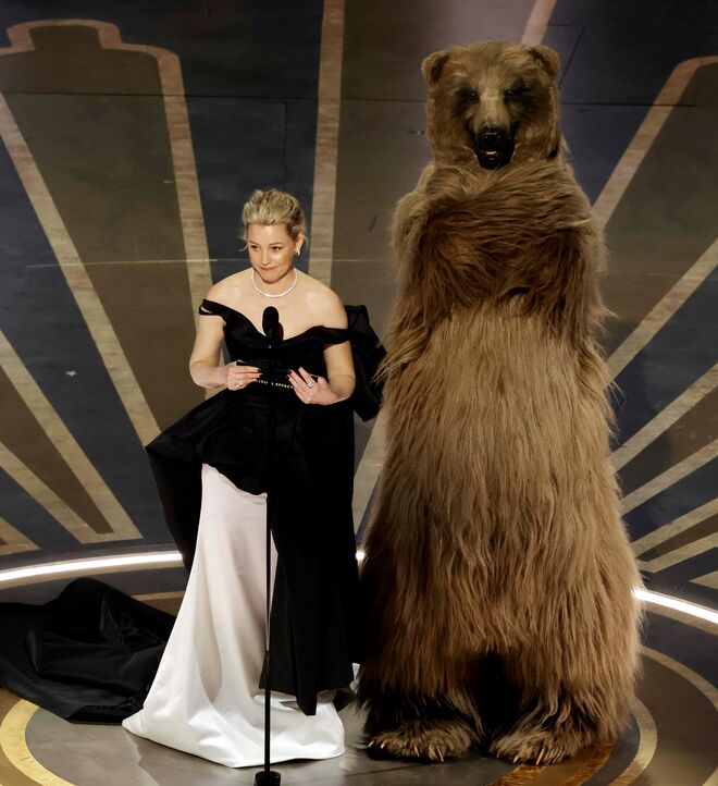 Elizabeth Banks experienciou um quase acidente na 95º cerimónia dos Óscares. A realizadora do filme 'O Urso do Pó Branco' tropeçou no seu vestido antes de apresentar o vencedor na categoria de Melhores Efeitos Visuais. 