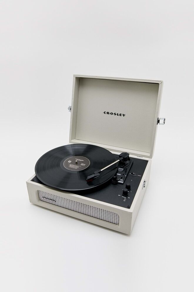 Gira-discos Voyager, €110, Crosley na Pull& Bear.