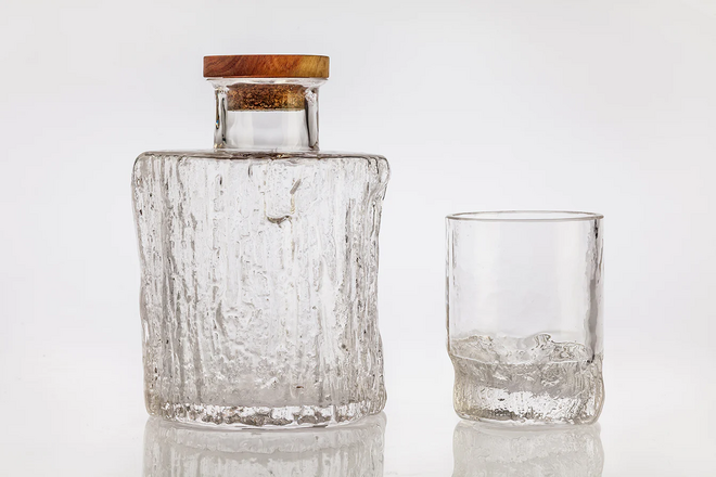 Garrafa decanter e 2 copos Cerne, €200, Vicara na Sal Concept Store.