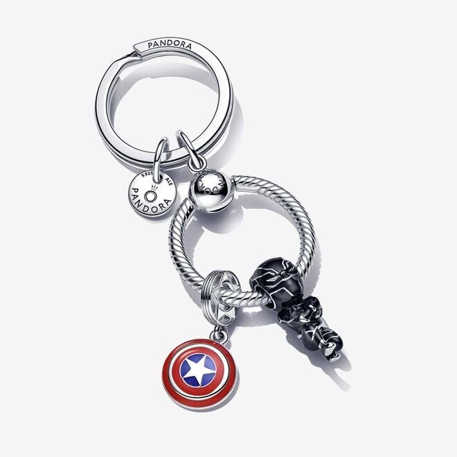 Porta-chaves, €49, com conta Marvel The Avengers, Iron Man Black Panther, €69, e conta pendente Marvel The Avengers, Captain America Shield, €55, Pandora.