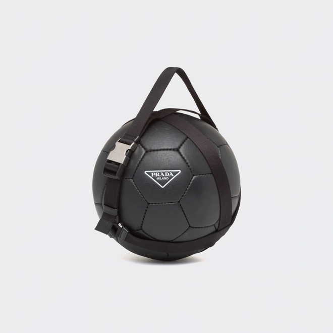 Bola de futebol, €750, Prada.