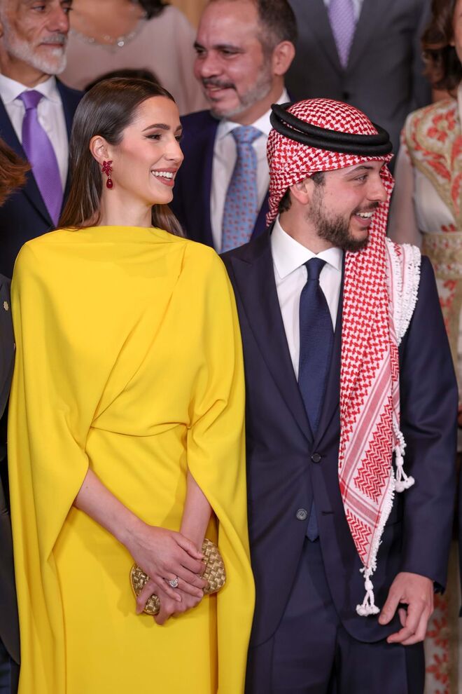 Hussein bin Al Abdullah, príncipe herdeiro da Jordânia, com a sua noiva Rajwa Al Saif no casamento da princesa Iman Bint Abdullah II e Jameel Alexander Thermiotis. 