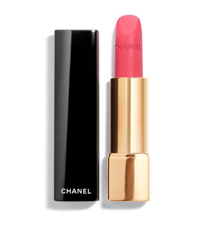 Batom Rouge Allure Velvet, no tom 45 Intense, €45, Chanel.