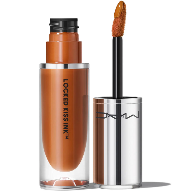 Batom líquido Locked Kiss Yes Liquid, €33, MAC, em lookfantastic.pt.