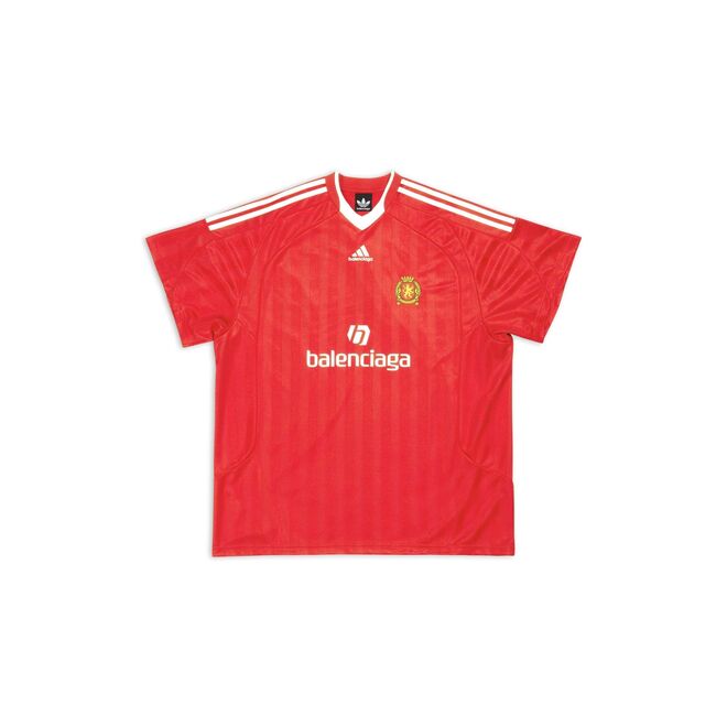 T-shirt em algodão, €750, Balenciaga / Adidas.