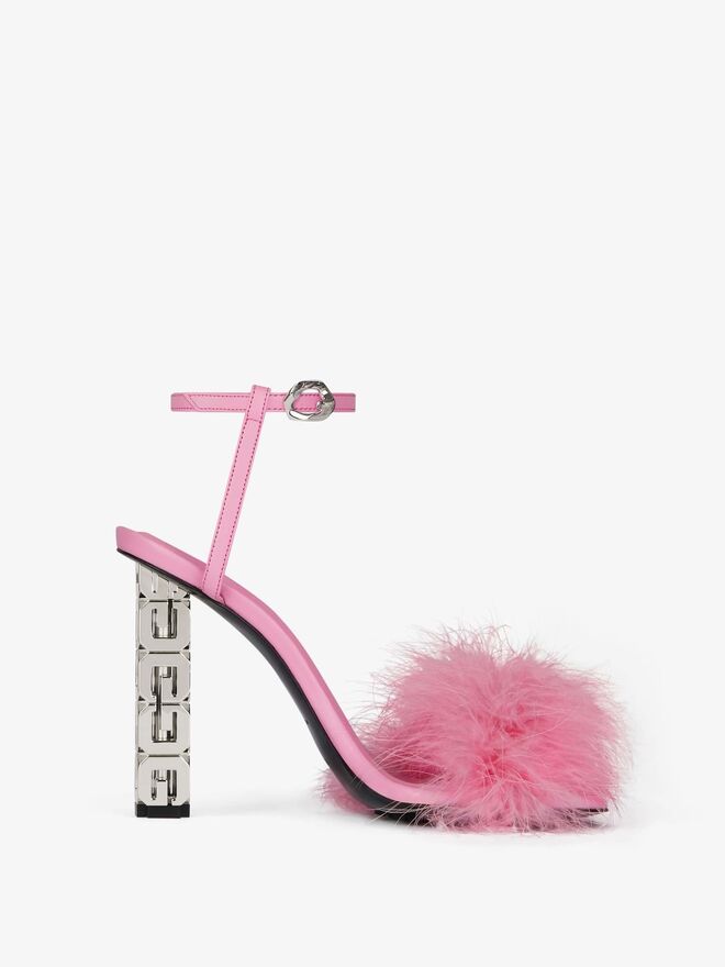 Sandálias G Cube em pele com plumas, €895, Givenchy.
