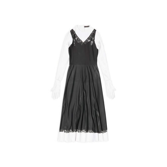 Vestido em seda com renda, €2.200, Balenciaga.