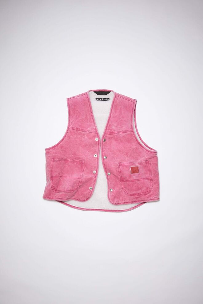 Colete em ganga e carneira, €370, Acne Studios.