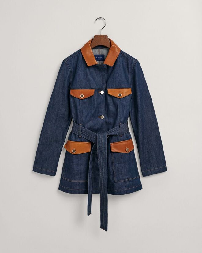 Casaco em ganga, €350, Gant.