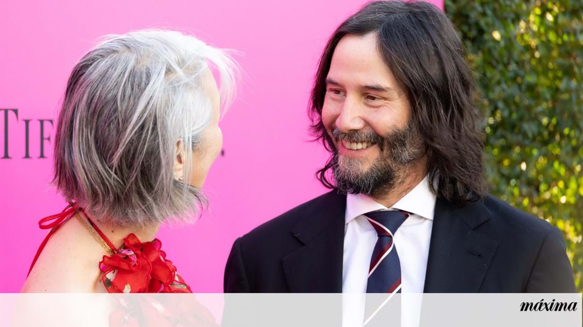 Keanu Reeves steals a kiss from his girlfriend on the red carpet.  Watch the video – Celebrities