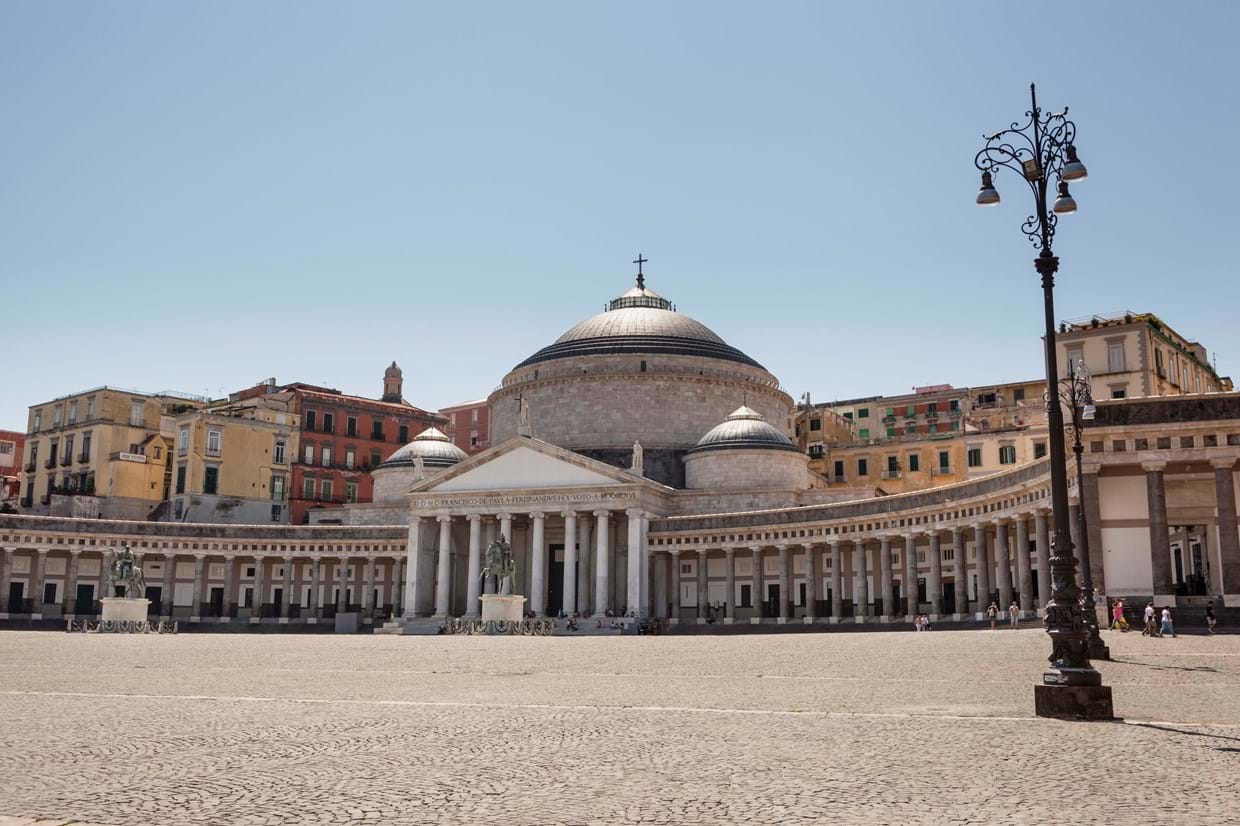 Piazza Del Plebiscito e igreja San Francesco Di Paola.