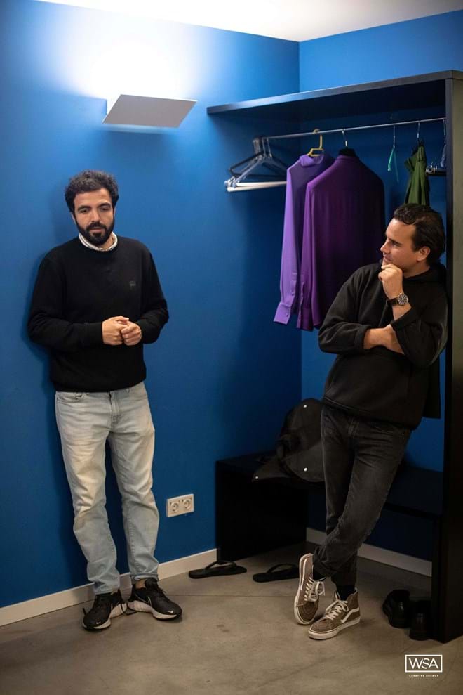 Plim, passa lá na agência é uma verdadeira peça de teatro, um diálogo de hora e meia escrito para dar vida e enredo a uma personagem que se tornou célebre nas redes sociais.