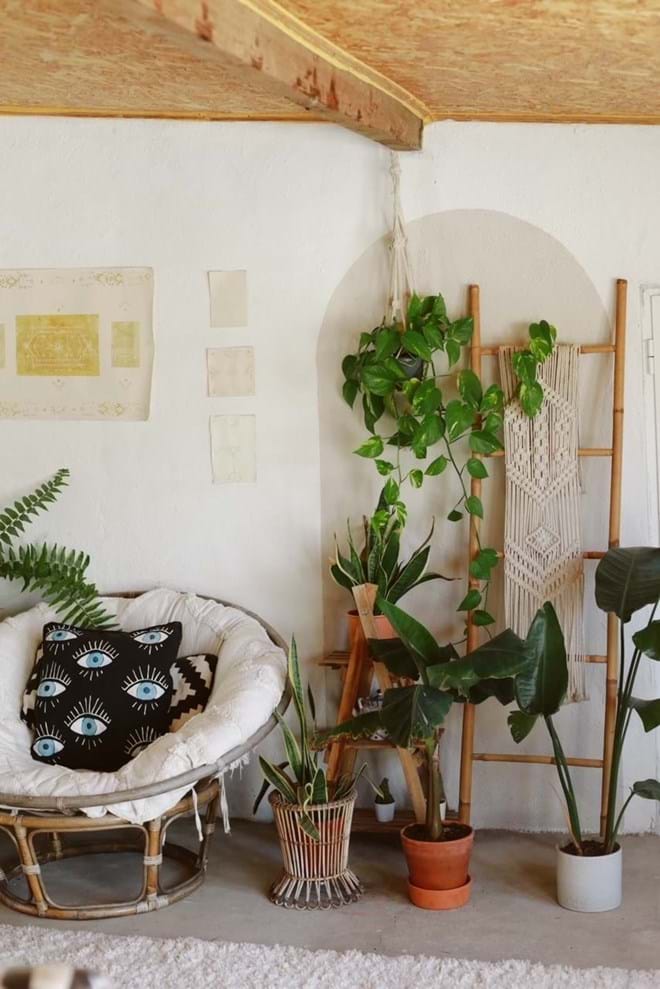 No estúdio, The Wild Gypsy, Carolina utiliza tintas vegan e materiais biodegradáveis.