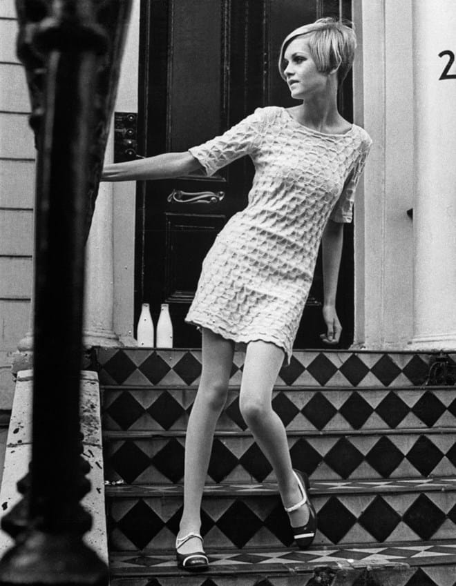 Twiggy tornou-se num dos ícones adeptos das minissaias.