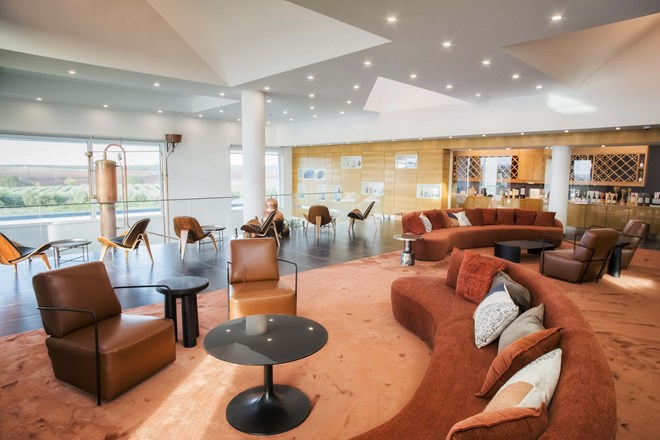 A adega ganhou uma nova vida com o projeto de decoração assinado pela reputada designer de interiores Nini Andrade Silva com o arquiteto César Ruivo.