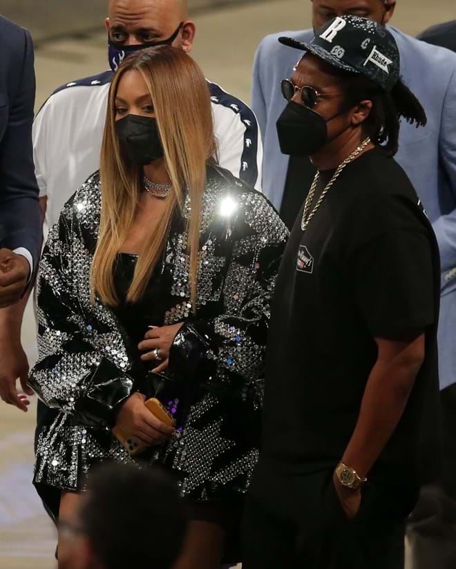 Caracterizada pela sua pele quente, Beyoncé adotou o loiro camarelo.